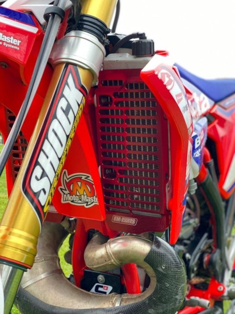 FM-PARTS OSŁONY CHŁODNICY (KRATKI) ALUMINIUM BETA '20-'23 KOLOR CZERWONY